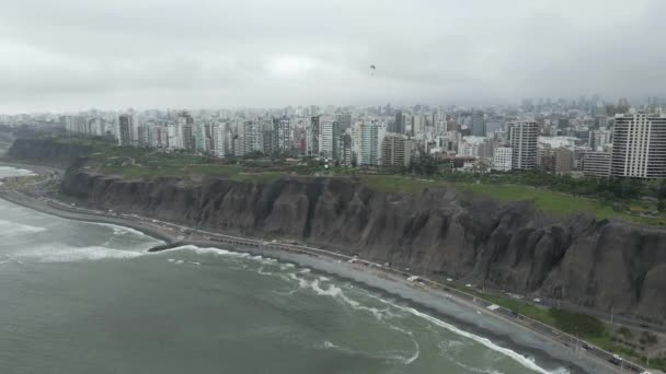 Parapente Vuela Por Encima Los Acantilados Ciudad Miraflores Autopista Playa — Vídeos de Stock