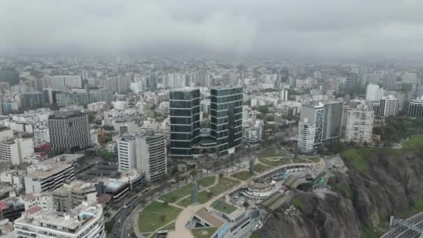 Pan Aéreo Sobre Densa Nebulosa Ciudad Costera Del Pacífico Miraflores — Vídeos de Stock