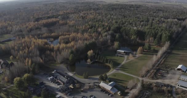 Clipe Aéreo Drone Uma Bela Propriedade Área Queda Com Uma — Vídeo de Stock