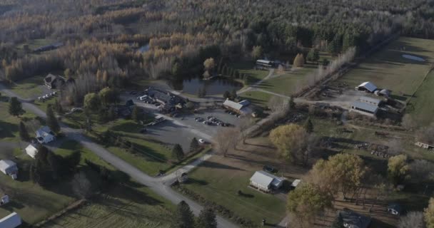 Drone Antenn Klipp Vacker Jordbruksmark Egendom Med Stor Damm Skog — Stockvideo