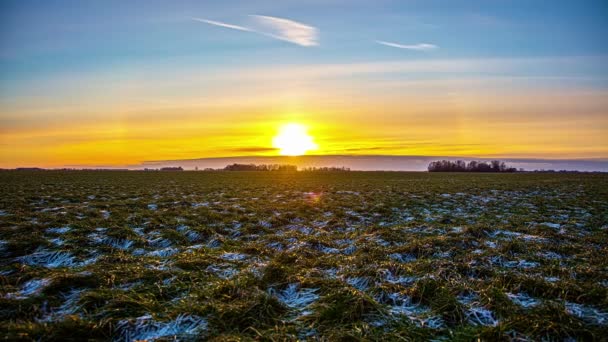 Timelapse Заходу Сонця Барвистим Небом Над Величезною Панорамною Фермою Землі — стокове відео