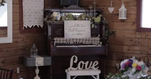 Lugar Recepción Boda Rústico Dcor Signo Amor Piano Varias Flores — Vídeo de stock