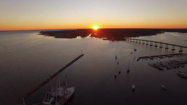 Aerial Drone Flyover Keleti Kikötő Kikötő Naplementekor Keringő Óramutató Járásával — Stock videók