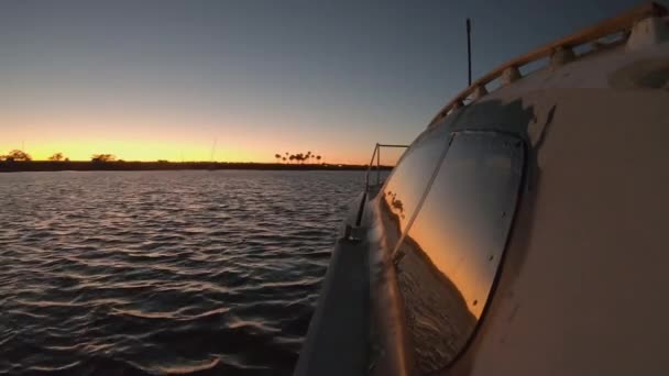 Pôr Sol Vista Palmeiras Barco Com Reflexo Janela Ilha Lady — Vídeo de Stock