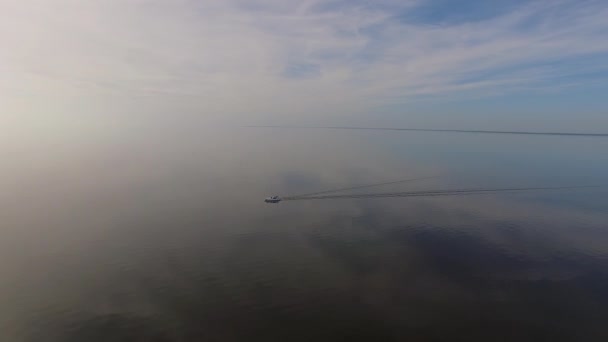 Katamaran Båt Korsar Albermarle Sound Estuary North Carolina Med Lugna — Stockvideo