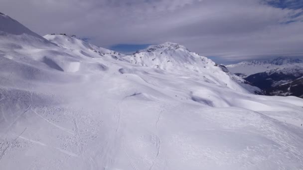 Drone Vista Los Alpes Hermosa Cordillera Estación Esquí Truck Shot — Vídeo de stock