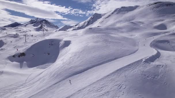 Imágenes Drones Esquiadores Descenso Una Hermosa Escena Montaña Francia Dolly — Vídeos de Stock