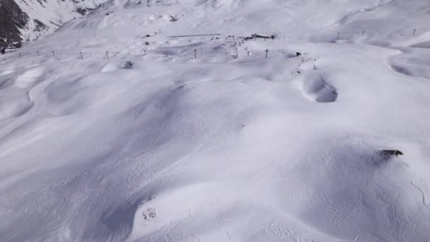 阿尔卑斯山区滑雪旅游的高层无人机图像 倾斜向上射击和朝天射击 Tignes和Val Isere射击 — 图库视频影像