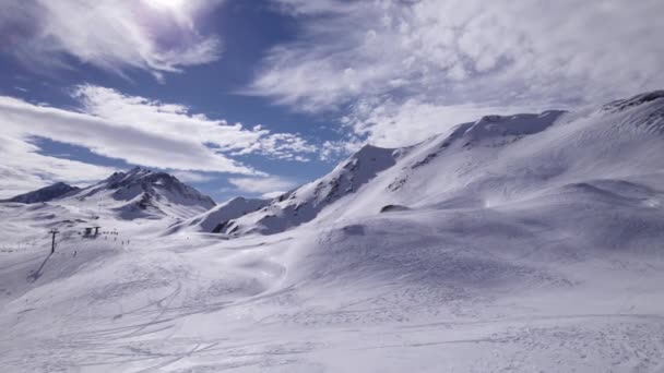 Låg Nivå Bilder Vinteraktivitet Alperna Dolly Shot Skott Tignes Och — Stockvideo
