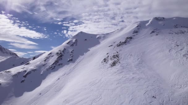 Repülés Egy Hegygerinc Felé Havas Alpokban Dolly Shot Lövés Tignes — Stock videók