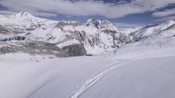アルプスのスキー場上空を低レベルで飛ぶドリー ショット ティグネスとヴァル ディゼールで撮影 — ストック動画