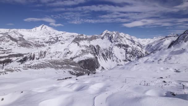 Epische Aufnahmen Von Schneebedeckten Gebirgszügen Mit Skiliften Dolly Shot Aufgenommen — Stockvideo