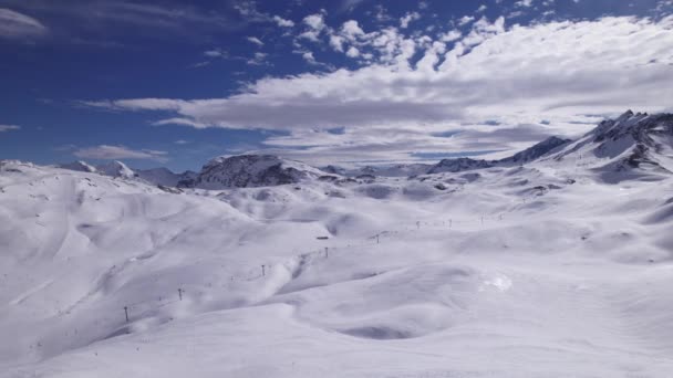 Luchtfoto Van Boven Naar Beneden Daling Van Skiërs Boom Shot — Stockvideo