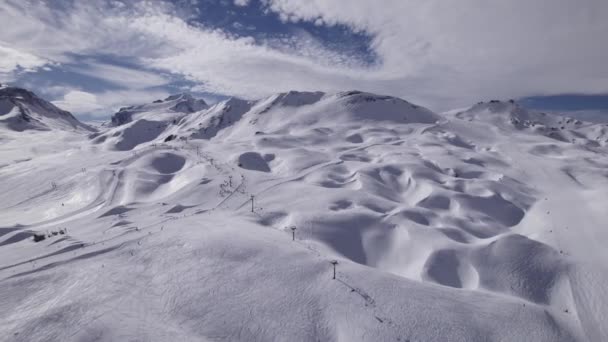 Vista Aérea Los Telesillas Los Turistas Esquí Los Alpes Lanzamiento — Vídeos de Stock