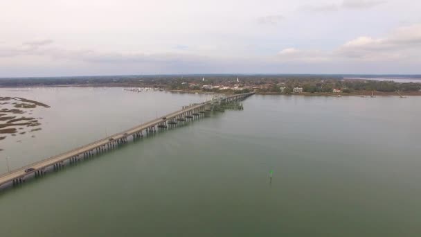 Tiro Aéreo Carros Dirigindo Sobre Richard Woods Memorial Swing Bridge — Vídeo de Stock