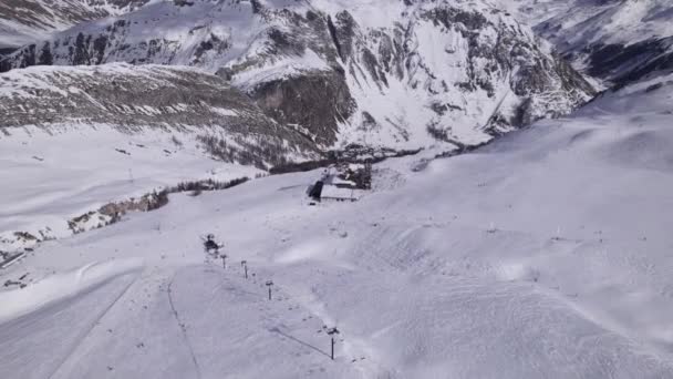 带主席的法国阿尔卑斯山滑雪坡空中视图 多利中弹 提涅斯和瓦尔 德伊萨尔中弹 — 图库视频影像