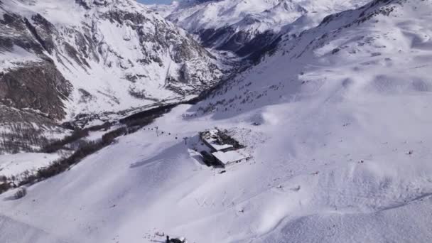 Top Uitzicht Skigebied Skipiste Truck Shot Panning Shot Schot Tignes — Stockvideo