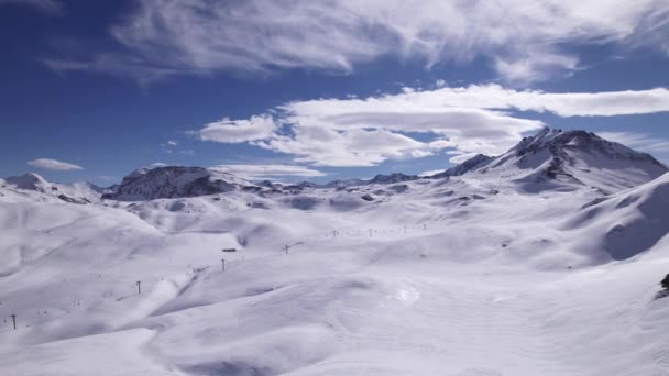 在阿尔卑斯山空中俯瞰覆盖着白雪的法国山脉的滑雪游客 多利在射击 在提涅斯和瓦尔 德伊萨被射中 — 图库视频影像