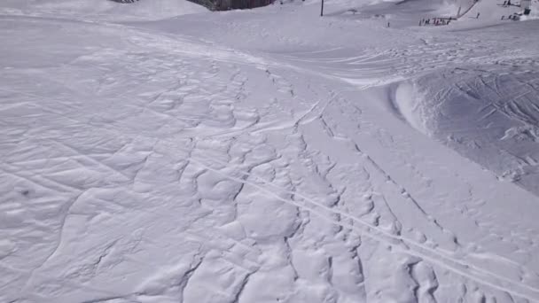 Vista Del Dron Una Hermosa Montaña Con Gente Esquí Inclinación — Vídeos de Stock