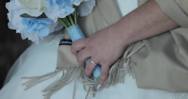 Noiva Vestida Para Casamento Segurando Buquê Flores Brancas Azuis Amarelas — Vídeo de Stock