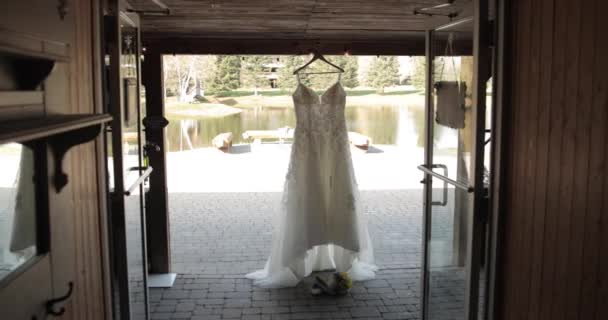 Fuß Aus Einer Rustikalen Hochzeitslocation Mit Einem Eleganten Hochzeitskleid Das — Stockvideo
