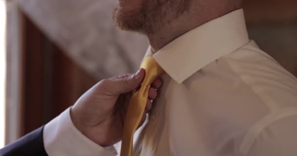 Trauzeuge Zieht Eine Gelbe Krawatte Des Bräutigams Sich Auf Seine — Stockvideo