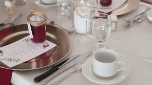 Bir Düğün Yemeği Için Yemek Masasına Kurulmuş Güzel Masa Örtüsü — Stok video