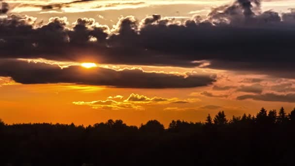 Fotografía Lapso Tiempo Nubes Oscuras Volando Cielo Con Sol Dorado — Vídeos de Stock