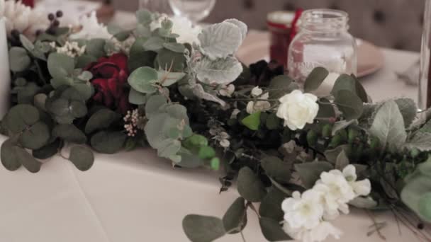 Prachtige Koptafel Bloem Boeket Liggend Tafel Met Zilverwerk Plaats Instellingen — Stockvideo