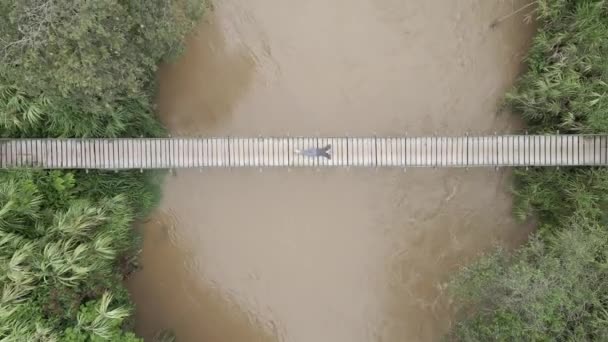 秘鲁妇女躺在丛林中悬索桥上的空中升腾 — 图库视频影像
