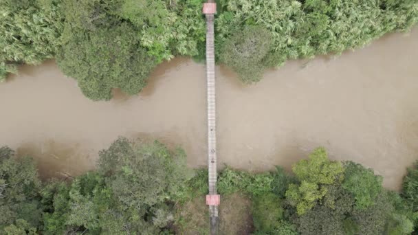 Aerial Ludzie Chodzą Przez Wąską Rzekę Dżungli Moście Wiszącym — Wideo stockowe