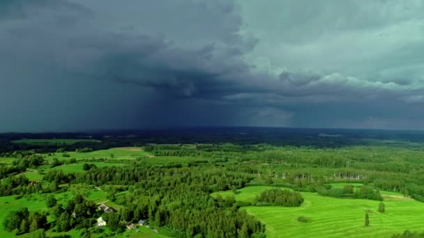 Luftaufnahme Von Links Nach Rechts Von Niederschlägen Hintergrund Über Landschaftlich — Stockvideo