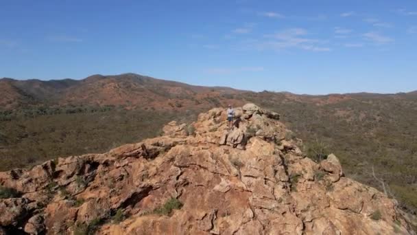 Återkallelse Från Äventyraren Man Avslöjar Majestätisk Avlägset Landskap Flinders Range — Stockvideo