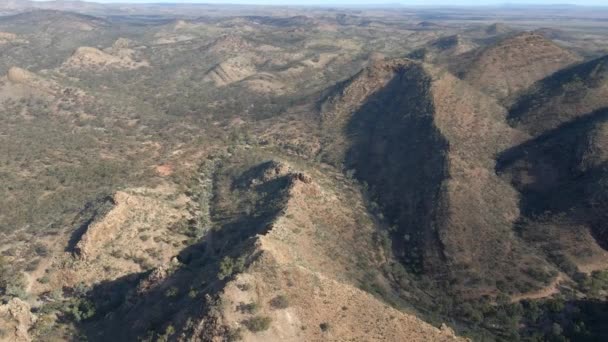 Flinders Ranges国家公园 倾斜在荒原上崎岖的山上 — 图库视频影像