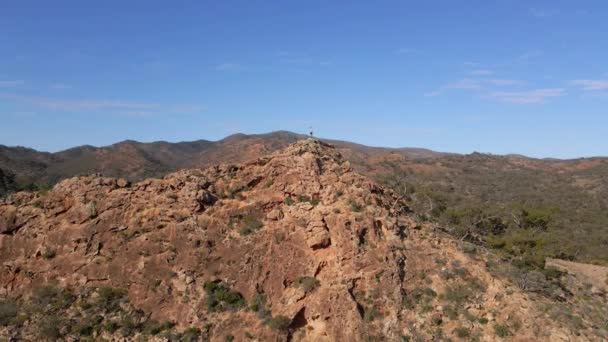 Retkeilijä Kivimuodostelmassa Flinders Ranges Kansallispuisto Vapauden Käsite — kuvapankkivideo