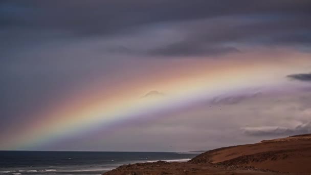Bulutlu Güneşli Bir Günde Okyanus Kumlu Plajda Renkli Gökkuşağının Hızlandırılmış — Stok video