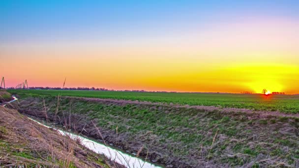 Vista Estática Del Hermoso Sol Que Levanta Timelapse Sobre Canal — Vídeos de Stock