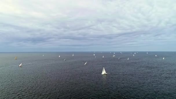在多云的天气里 无人驾驶飞机在帆船或游艇上盘旋 令人惊奇的暑假活动 — 图库视频影像