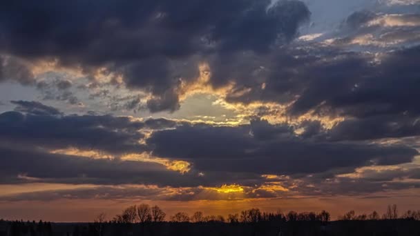 Karanlık Bulutların Günbatımında Kırsal Alanda Açık Havada Altın Gökyüzü Üzerinde — Stok video