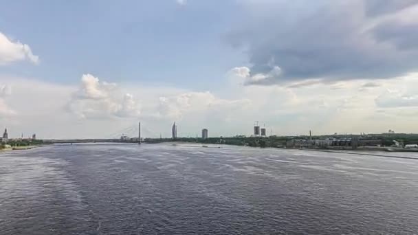 Hyperlapse Vanaf Achterkant Van Een Veerboot Die Daugava Rivier Opvaart — Stockvideo