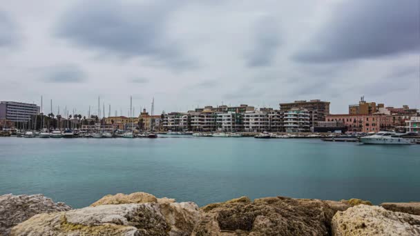 Vista Los Barcos Estacionados Playa Sobre Bahía Spiaggia Del Porto — Vídeos de Stock