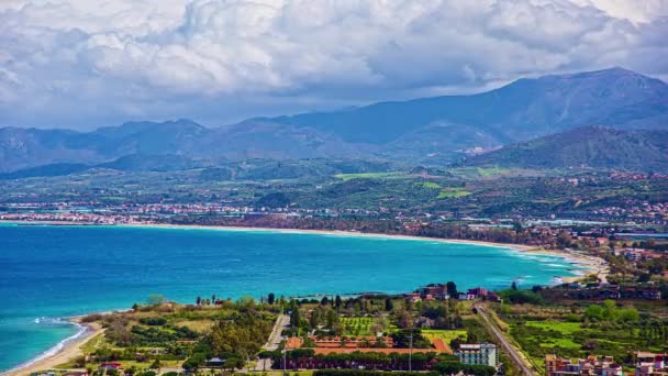 Tindari Sicilya Daki Deniz Kenarı Kasabasının Genel Görüntüsü Arka Planda — Stok video