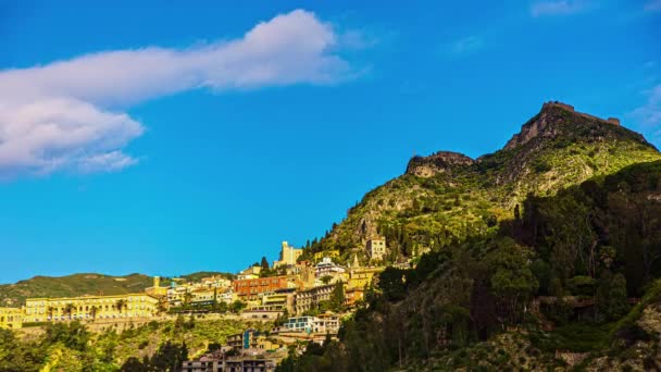 Basso Angolo Ripresa Bella Città Costiera Siciliana Mediterranea Con Case — Video Stock