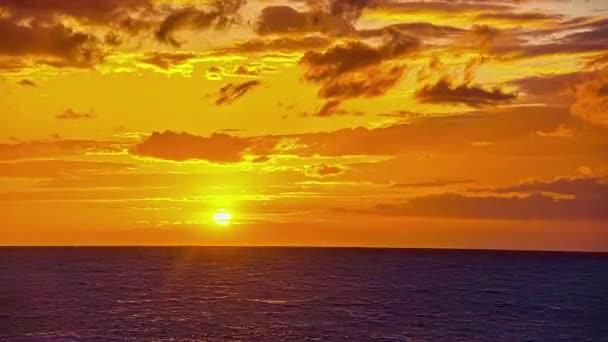 Спалах Часу Золотий Схід Сонця Над Спокійним Океаном Хмарами Небі — стокове відео
