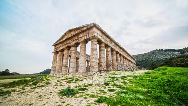 Low Angle Shot Van Griekse Tempel Van Segesta Sicilië Italië — Stockvideo