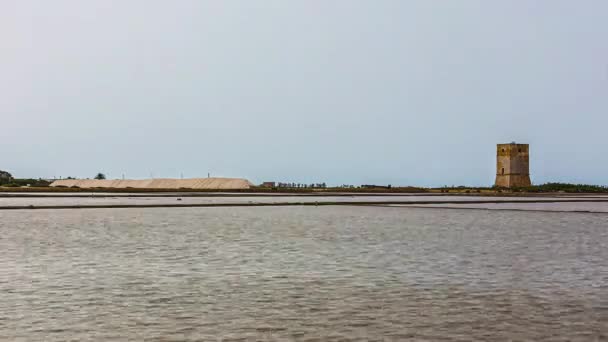 Veduta Statica Della Torre Nubia Lontananza Circondata Dalle Saline Trapanesi — Video Stock