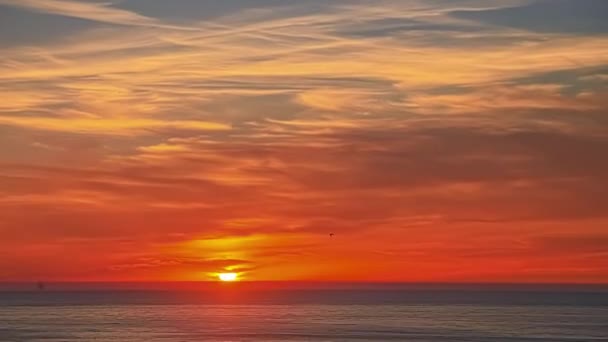 在夏日平静的大海上 戏剧性的橙色落日落下 时间过去了 — 图库视频影像