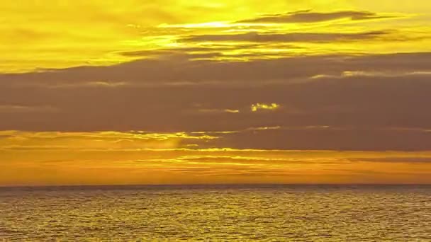 Bella Alba Raggi Abbaglianti Luci Gialle Attraverso Nuvole Sul Mare — Video Stock