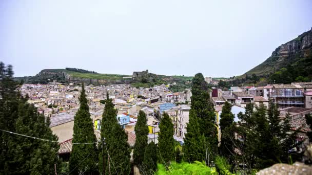 パレルモのコーレオーネ州 シチリア島 イタリア 古代の要塞夏に松の木の丘から見えるコーレオーネの小さな町を囲む ワイドショット — ストック動画