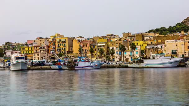 Santa Flavia Limanında Sicilya Daki Renkli Eski Evlerle Birlikte Yanaşma — Stok video